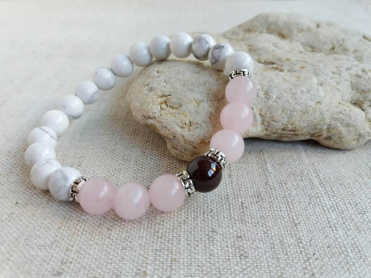 Браслет з Говліту Рожевого кварцу (Мадагаскарський) та Гранату d 8мм