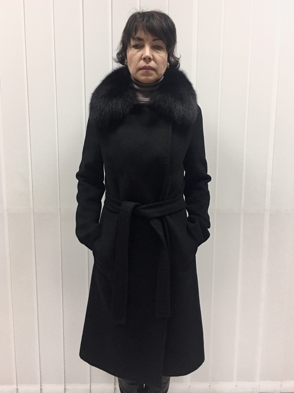 Пальто жіноче класичне вовняне чорне під пояс зі знімним хутряним коміром песця - фото 5 - id-p1112165476