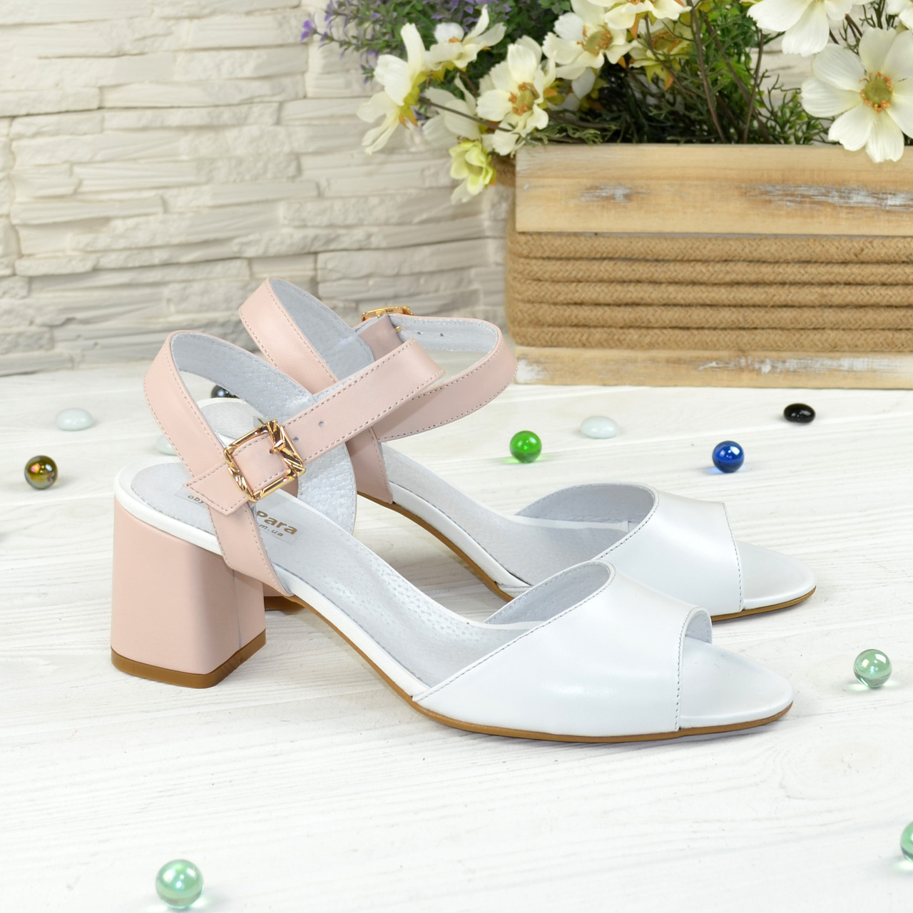 Босоніжки шкіряні жіночі на широкому стійкому підборі, колір білий/пудра, фото 1