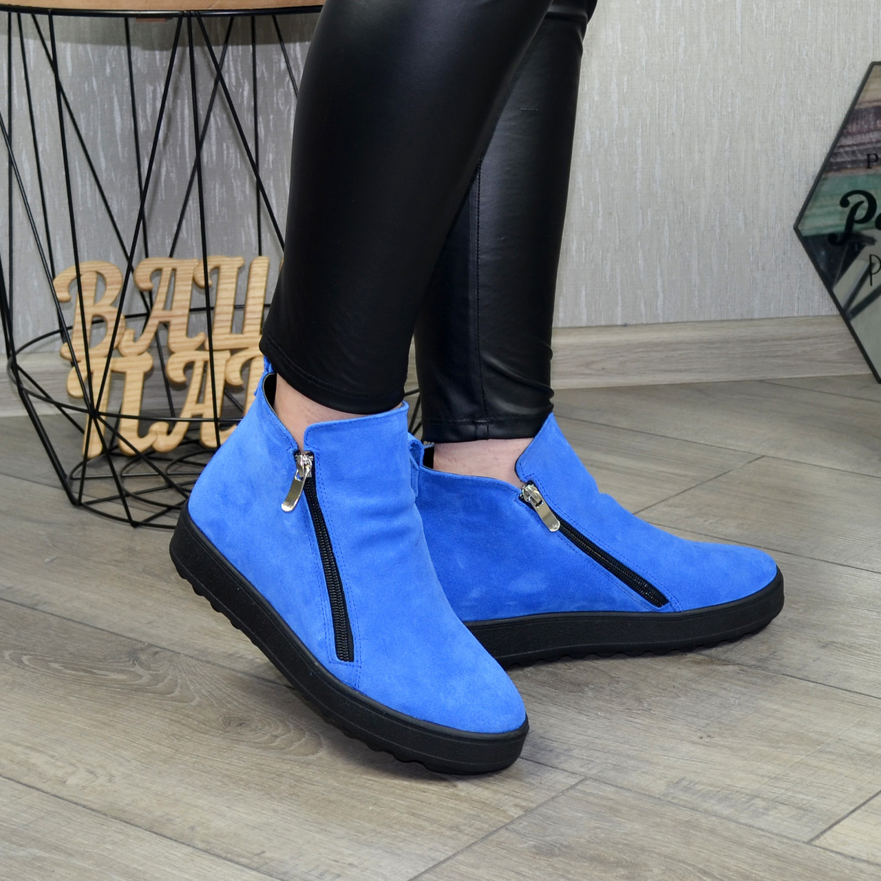 Черевики жіночі замшеві на товстій підошві, колір електрик, фото 1