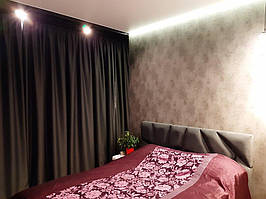 Шторы блэкаут графит Dizzario в спальне