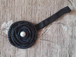 Дитяча чорна пов'язка - окружність 36-50см, розмір квітки 8см