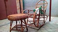 Плетене крісло-гойдалка та кавовий столик із лози
