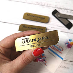 Бейдж з двошарового пластику на магніті форма "крапля"