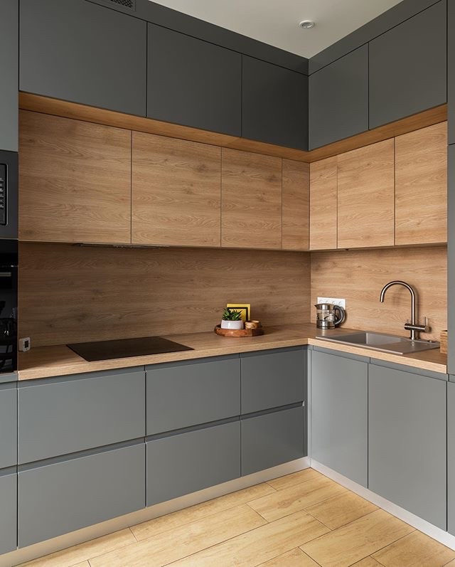 Кухня в лофт стиле. Низ и верх серый, столешница и средина под дерево ...