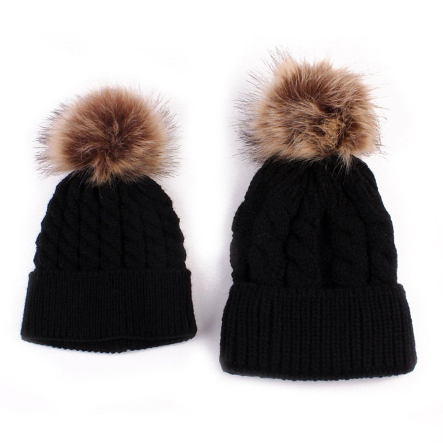 Комплект Woolwinter з двох вовняних зимових шапок для мами і дитини чорний.