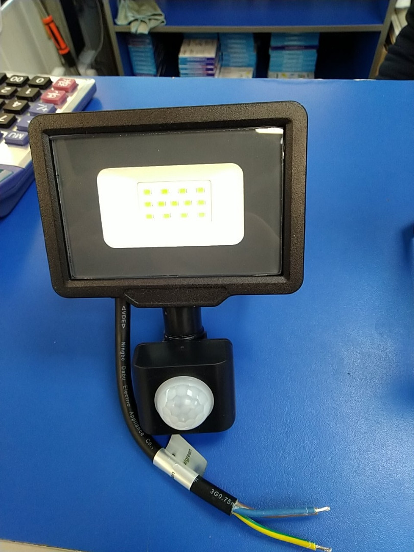 Світлодіодний прожектор 10 W SMD-10-Slim+Sensor 6500 К 220 V IP65