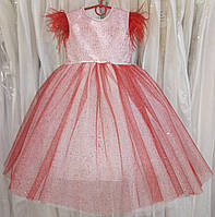 Блискуча біло-червона ошатна дитяча сукня з коротким рукавчиком і пір'ям на 3-4 рочки