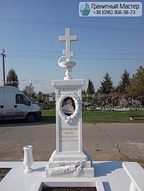 Памятник врачу из белого мрамора. Фото с кладбища г. Лубны, Полтавская обл. 1