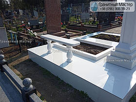 Памятник врачу из белого мрамора. Фото с кладбища г. Лубны, Полтавская обл. 9