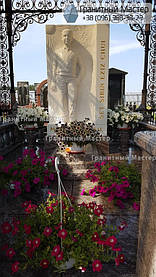 Красивый памятник ребенку со статуей из мрамора. Фото с.Березовка, Киевская обл. 1