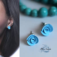 Блакитні сережки гвоздики ручної роботи "Блакитні трояндочки"