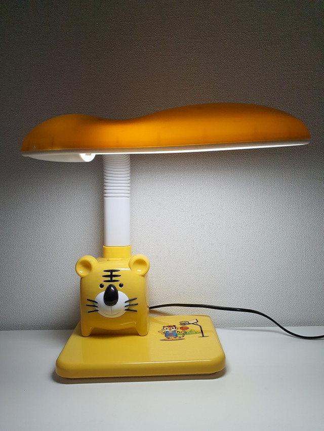 настольная лампа желтого цвета