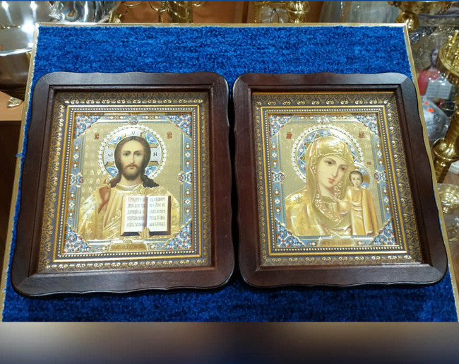 Вінчальна пара в темному кіоті з дерева зі склом