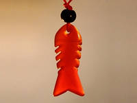 Амулет из сердолика Скелет Рыбы 3x1,5x0,5 см Оранжево-красный (02517)