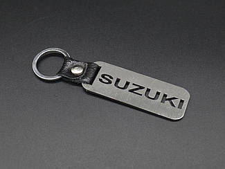Брелок металевий. Suzuki. 10х2,5см