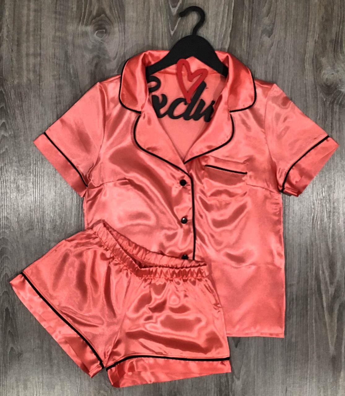 Персиковий піжамний комплект з атласу сорочка та шорти.