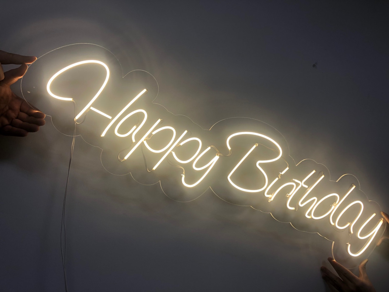 Неоновий напис Happy Birthday в 1 рядок на акриловій підоснові