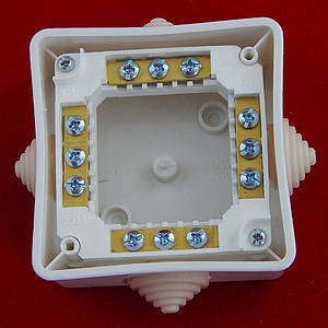 Коробка розпочинок. Зовнішня КМ-222 з клемником 81263