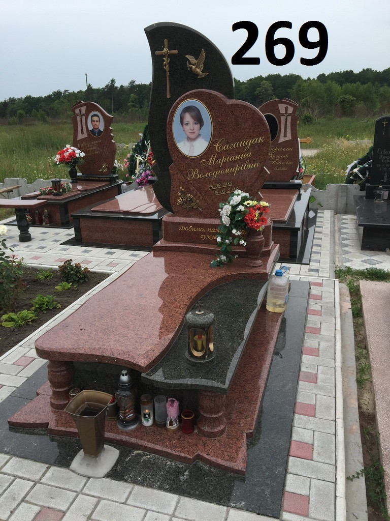 Ексклюзивний пам'ятник на могилу серце і хрест з червоного та чорного граніту Граціозний політ 1400*2400