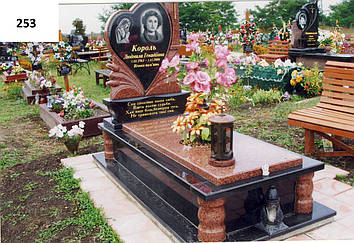 Елітний пам'ятник серце з закритим квітником на могилу Серце Пам'яті 1000*2000