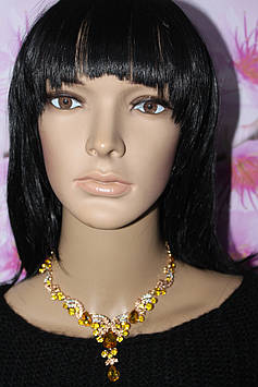 Чудовий набір кольє і сережки золотистий з білими і жовтими камінням