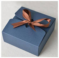 Подарочная крафт коробка с атласной лентой, цвет синий 8*8*5см