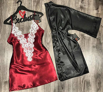 Комплект жіночого одягу з атласу Чорний халат і пеньюар із білим мереживом кольору бордо.