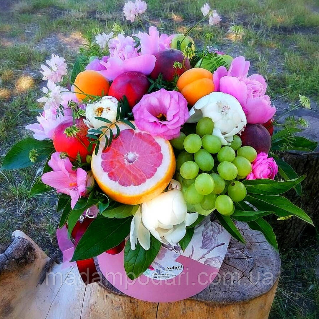 Букет з фруктів з квітами