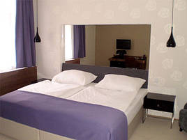 Дзеркало в спальню на стіну