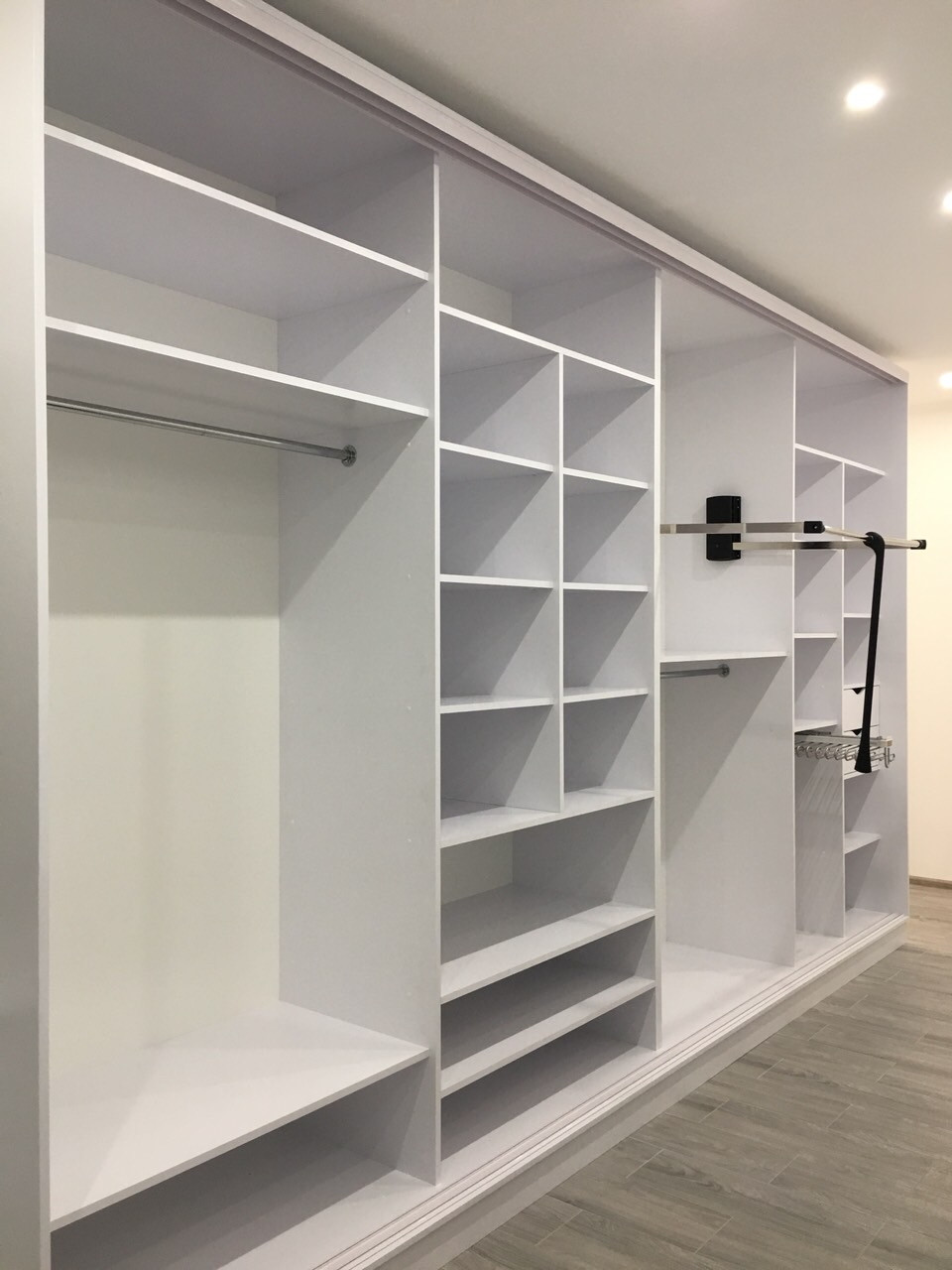 Стильный шкаф-купе в прихожую с мягкой вешалкой Zola с покраской на ...