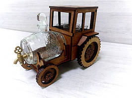 Чоловічий подарунковий дерев'яний міні-бар ручної роботи Трактор, сувенір з чарками і бочкою