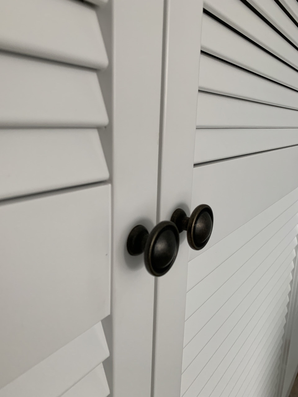 Шкаф с жалюзийными деревянными дверями под заказ любой размер по ...