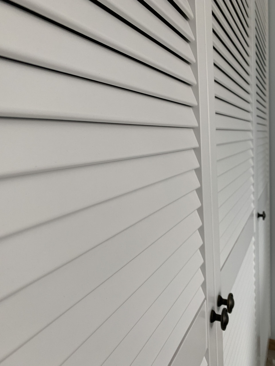 Шкаф с жалюзийными деревянными дверями под заказ любой размер по ...