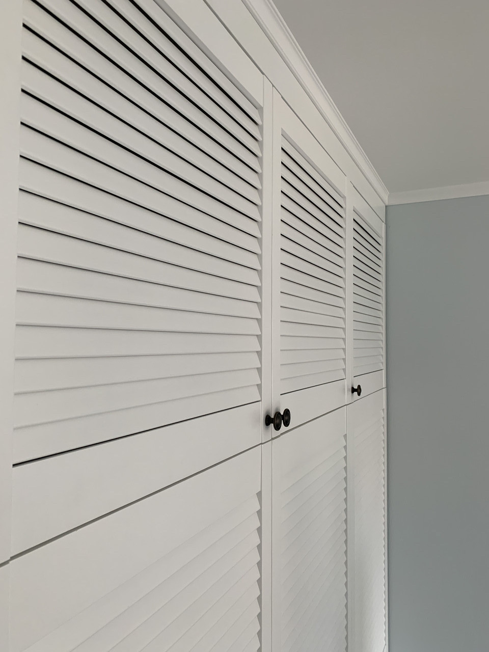 Шкаф с жалюзийными деревянными дверями под заказ любой размер по ...