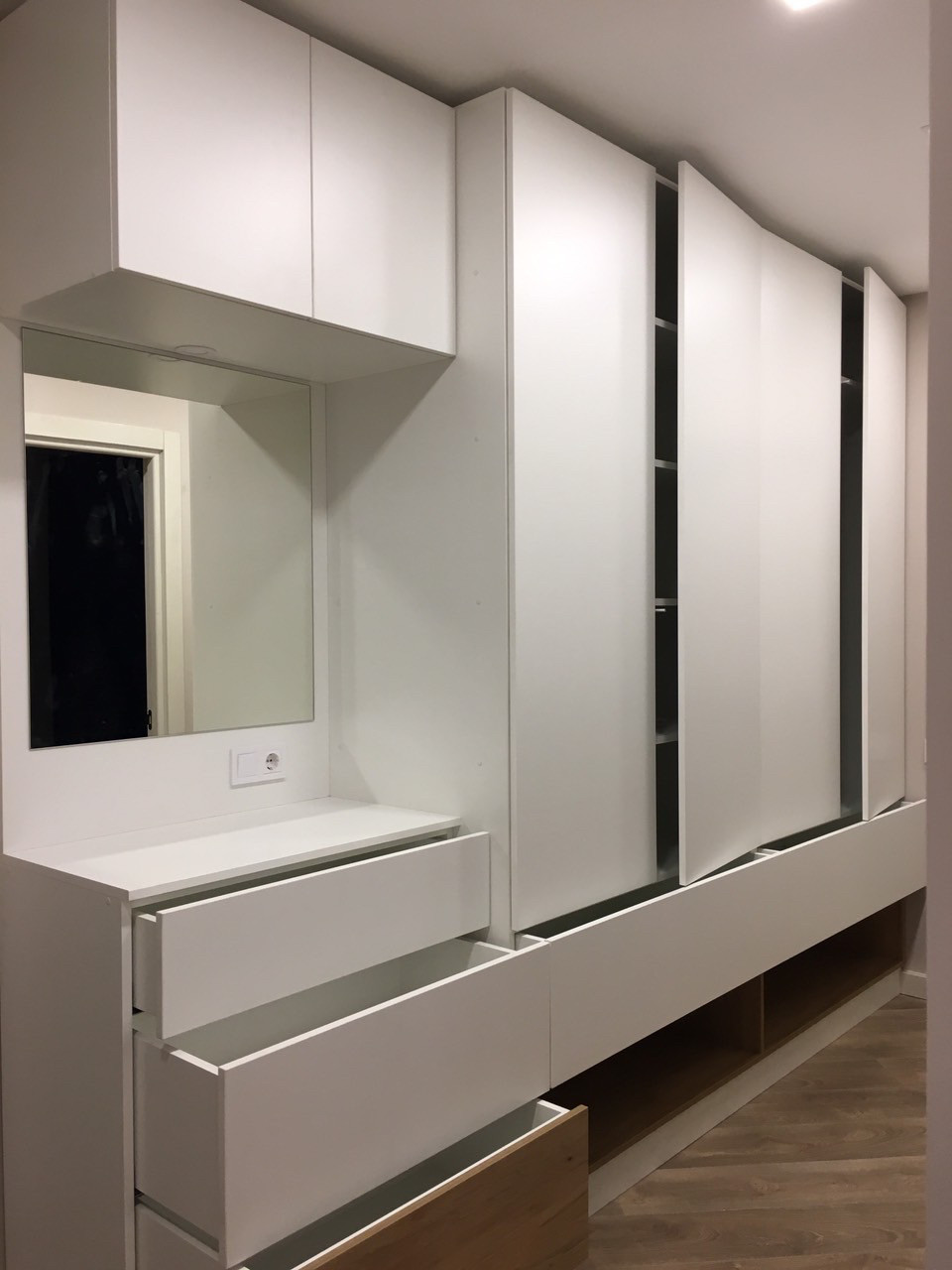 Белый шкаф с зеркалом в прихожую. Прихожая под потолок. Шкаф в прихожую ...