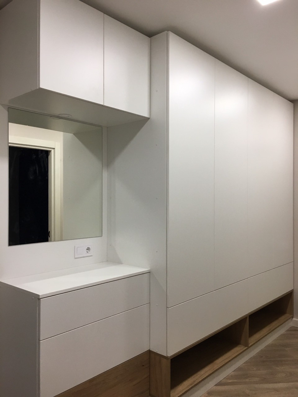 Белый шкаф с зеркалом в прихожую. Прихожая под потолок. Шкаф в прихожую ...