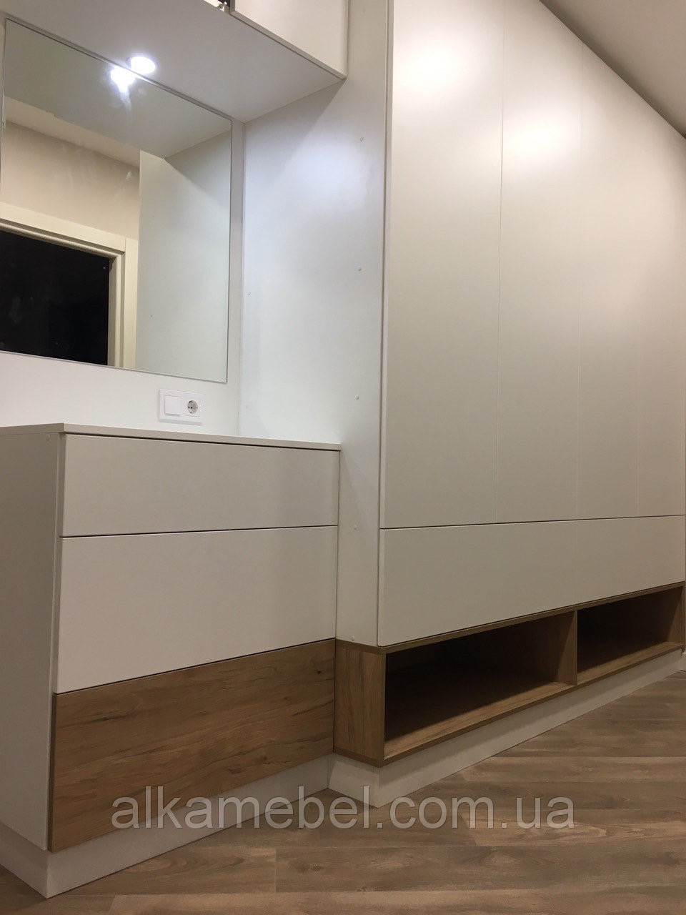 Белый шкаф с зеркалом в прихожую. Прихожая под потолок. Шкаф в прихожую ...