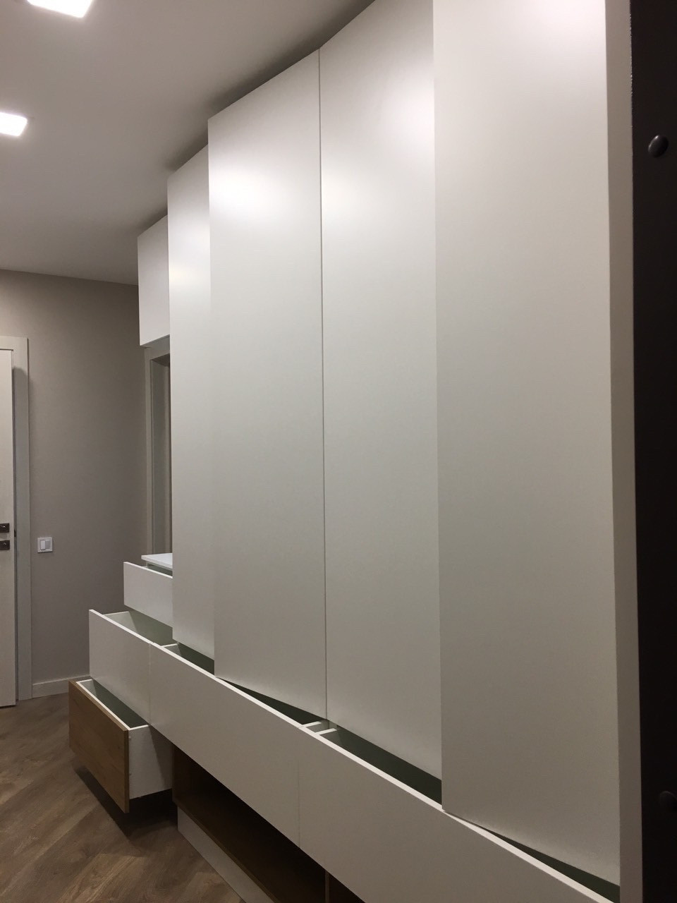 Белый шкаф с зеркалом в прихожую. Прихожая под потолок. Шкаф в прихожую ...