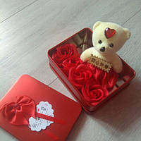 Подарочная шкатулочка с розами из мыльного раствора и мишкой (4 розы)