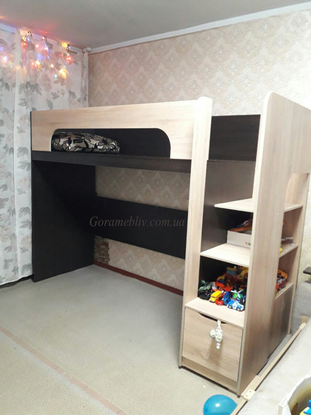 На фото: кровать-чердак из детской комнаты "Джуниор"