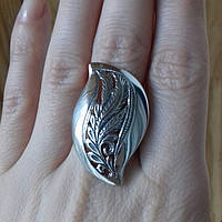 Серебряное кольцо без камней в виде листочка от Хартов