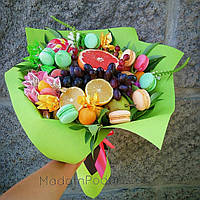 Букет з фруктів з квітами і макарунами