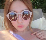 Сонцезахисні круглі окуляри, оправа однорідної фактури, душки з прозорого пластику світло-бежевого кольору, фото 4