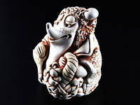 Статуэтка Ежиха с корзинкой  Netsuke charm Гипс 7х6х6 см (14683)