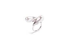 💍 Срібна каблучка з перламутром — елегантність у кожному русі 🤍