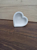 Біле кашпо-серце для наповненя мохом ягель та створення композицій