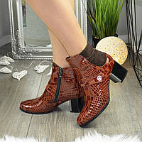 Ботинки женские кожаные на каблуке, с тиснением под "крокодил"