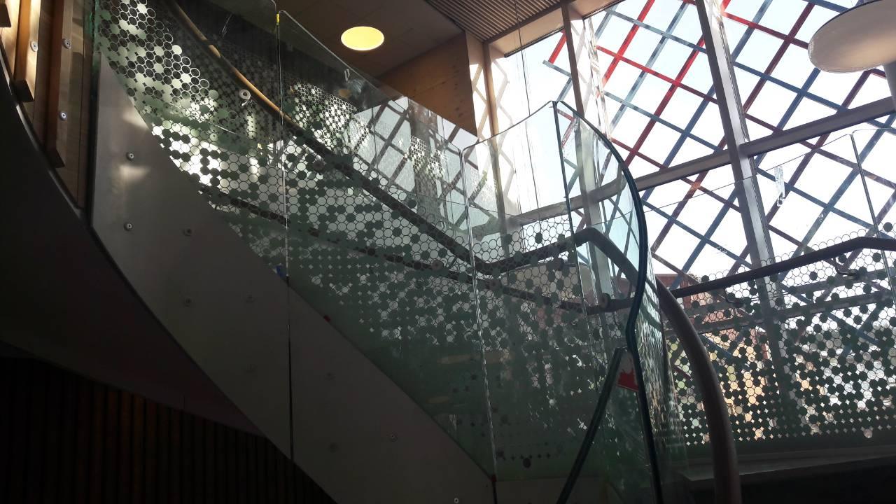 Гнуті скляні поручні з ламінованого скла, фото 1