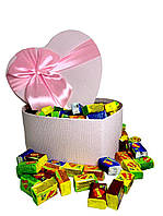 Жувальна жуйка Love is, жуйки лові іс асорті в подарунковій упаковці 100 шт рожева коробочка